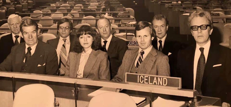 Sendinefnd Íslands á Allsherjarþingi Sameinuðu þjóðanna árið 1979. Á myndinni eru Héðinn Finnbogason, Ívar Guðmundsson, Ingimar Jónsson, Berglind Ásgeirsdóttir, Bragi Níelsson, Árni Grétar Finnsson, Kornelíus Sigmundsson og Tómas Á. Tómasson.