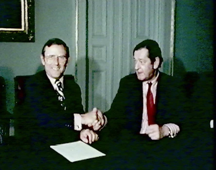Einar Ágústsson utanríkisráðherra undirritar ásamt Anthony Crossland utanríkisráðherra Bretlands, samning um lausn landhelgisdeilunnar 1. júní 1976.
