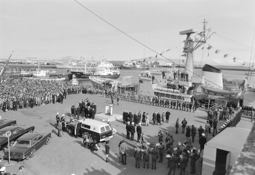 Mikill mannfjöldi safnaðist saman á Miðbakka Reykjavíkurhafnar þann 21. apríl 1971 þegar Vædderen lagðist að bryggju með Flateyjarbók og Konungsbók Eddukvæða um borð.