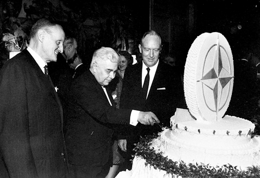 20 ára afmæli NATO var haldið hátíðlegt árið 1969. Á myndinni eru ásamt Bjarna Benediktssyni, Manlio Broslio (t.v), framkvæmdastjóri NATO og William Rogers utanríkisráðherra Bandaríkjanna.