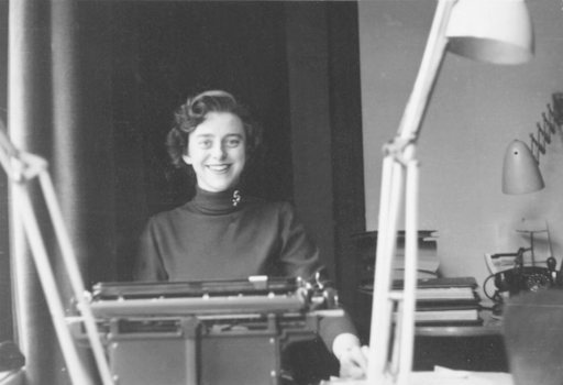 Áslaug Skúladóttir glaðbeitt við ritvélina. Myndin tekin á sjötta áratugnum. Áslaug starfaði í utanríkisþjónustunni frá 1945-1994.