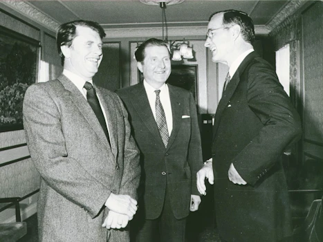 Steingrímur Hermannsson forsætisráðherra, Geir Hallgrímsson utanríkisráðherra, og George H. W. Bush varaforseti Bandaríkjanna, í Stjórnarráðinu árið 1983.