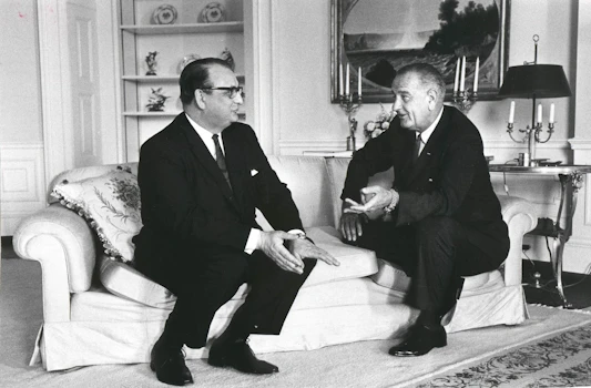 Pétur J. Thorsteinsson, sendiherra Íslands í Bandaríkjunum, afhendir Lyndon B. Johnson trúnaðarbréf í ágúst 1965.