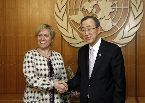Ingibjörg Sólrún Gísladóttir utanríkisráðherra á fundi með Ban Ki-moon, aðalframkvæmdastjóra Sameinuðu þjóðanna, í New York, 26 febrúar 2008.