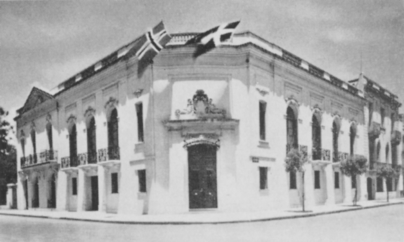 Sendiráð Danmerkur og Íslands í Buenos Aires, Argentínu, um 1936. Fánar beggja landanna blakta við hún. Myndin er frá þeim tíma er Danir fóru með framkvæmd utanríkismála fyrir Íslands hönd.