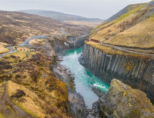 東アイスランドのストゥドラギル峡谷は、ターコイズ色の氷河水が高い玄武岩の柱の崖の間を流れ、峡谷の縁に沿ったハイキングコースがあります。