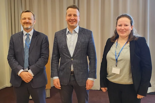 Dominic Pattinson, framkvæmdastjóri OSPAR, Guðlaugur Þór Þórðarson umhverfis-, orku og loftslagsráðherra, Nina Schroeder, formaður OSPAR-nefndar um líffræðilega fjölbreytni.