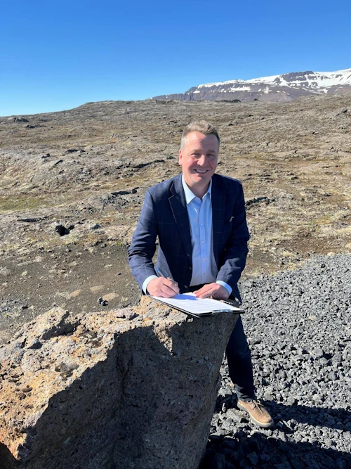 Guðlaugur Þór Þórðarson, umhverfis-, orku- og loftslagsráðherra, friðlýsir hraunhella í Þeistareykjahrauni.
