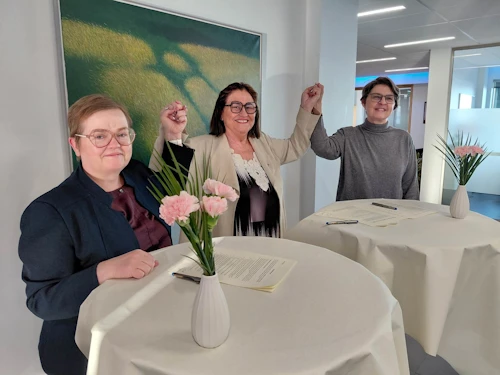 Inga Sæland, mennta- og barnamálaráðherra, Silja Bára Ómarsdóttir, rektor Háskóla Íslands t.v. og Kolbrún Þ. Pálsdóttir, forseti Menntavísindasviðs HÍ t.h., við undirritun samnings við Menntavísindastofnun HÍ í ráðuneytinu í dag