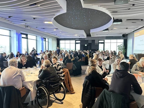 „Eitt lífshlaup – ótal tengingar“ var yfirskrift samráðsþingsins sem var afar vel sótt. Ríflega 150 manns lögðu sín lóð á vogarskálarnar við að kortleggja þjónustu við fatlað fólk.