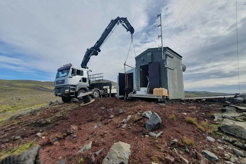 Nýtt rafstöðvarhús sett niður við fjarskiptastöð við Sjónarhóla skammt hjá Sólheimajökli.