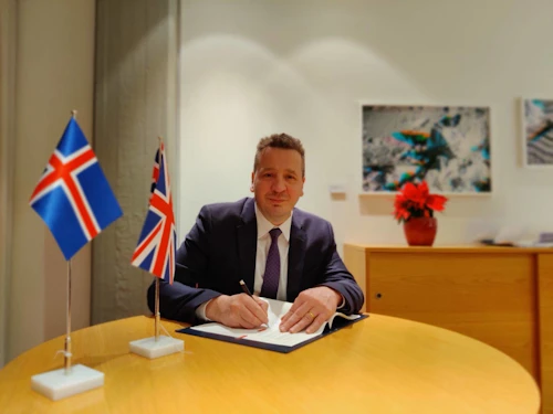 Guðlaugur Þór Þórðarson undirritar nýja loftferðasamninginn fyrir Íslands hönd