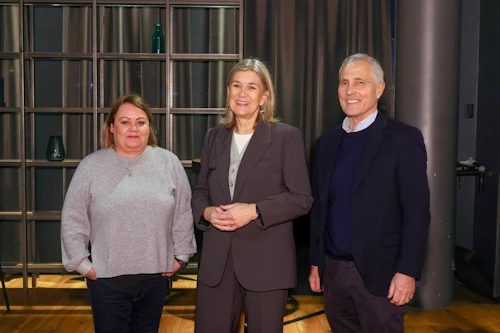 Þórunn Anna Árnadóttir forstjóri Neytendastofu, Hanna Katrín Friðriksson atvvinuvegaráðherra og Runólfur Ólafsson fluttu erindi á morgunverðarfundi um eflingu neytendaverndar vegna gjaldskyldu á bílastæðum.