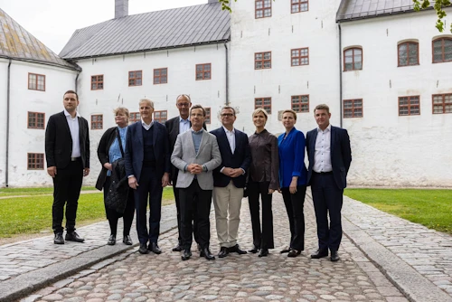 Frá vinstri: Jens Frederik Nielsen, formaður landsstjórnar Grænlands, Katrin Sjögren, formaður landsstjórnar Álandseyja, Jonas Gahr Støre, forsætisráðherra Noregs, Friedrich Merz, kanslari Þýskalands, Ulf Kristersson, forsætisráðherra Svíþjóðar, Petteri Orpo, forsætisráðherra Finnlands, Kristrún Frostadóttir forsætisráðherra, Mette Frederiksen, forsætisráðherra Danmerkur og Aksel V. Johannessen, lögmaður Færeyja. 