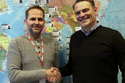 Fulltrúar Rauða krossins og Sýnar handsala samninginn. Ljósmynd: RK.