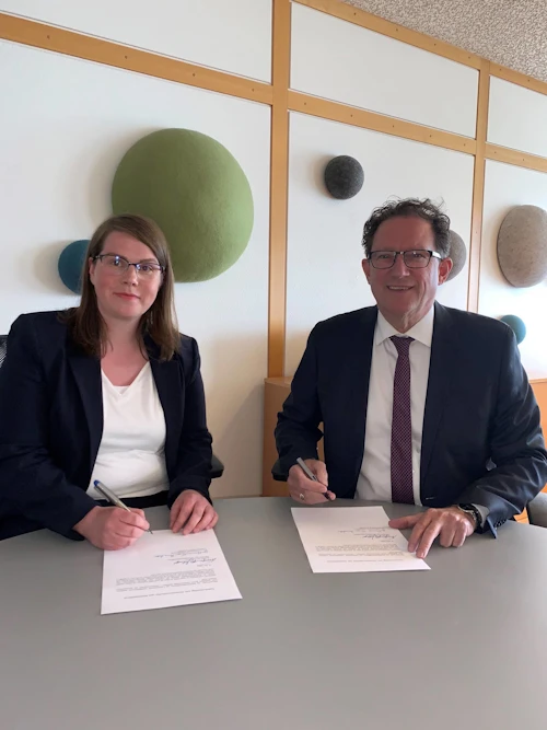 Kristján Þór og Guðfinna Harpa undirrita samkomulagið