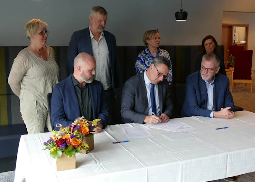 Frá undirritun samnings við sjúkraþjálfara