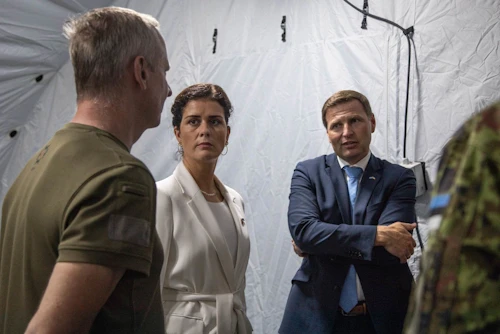Þórdís Kolbrún Reykfjörð Gylfadóttir utanríkisráðherra og Hanno Pevkur, varnarmálaráðherra Eistlands, skoða færanlega neyðarsjúkrahúsið sem afhent verður Úkraínu í nóvember.