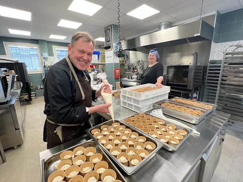 Meistarakokkurinn Friðrik Sigurðsson undirbýr eftirrétt í samstarfi við Ísey skyr fyrir matarhátíðina Croc'Festival