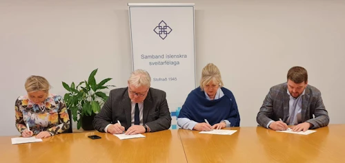 Lilja Alfreðsdóttir, mennta- og menningarmálaráðherra, Sigurður Ingi Jóhannsson, samgöngu- og sveitarstjórnarráðherra, Aldís Hafsteinsdóttir, formaður stjórnar Sambands íslenskra sveitarfélaga, og Ásmundur Einar Daðason, félags- og barnamálaráðherra undirrituðu viljayfirlýsinguna.