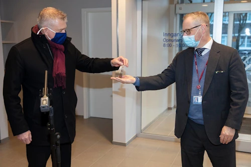 Forstjóri Landspítala tekur við lyklum að Eiríksstöðum