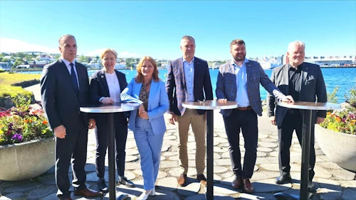 Frá undirritun samkomulagsins í dag. Frá vinstri: Egill Jónsson, formaður stjórnar Tækniskólans, Hildur Ingvarsdóttir, skólameistari Tækniskólans, Rósa Guðbjartsdóttir, bæjarstjóri Hafnarfjarðarbæjar, Bjarni Benediktsson forsætisráðherra, Ásmundur Einar Daðason, mennta- og barnamálaráðherra, og Sigurður Ingi Jóhannsson, fjármála- og efnahagsráðherra.