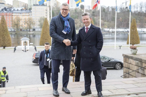 Pål Jonson, varnarmálaráðherra Svíþjóða, býður Bjarna Benediktsson utanríkisráðherra velkominn til Stokkhólms.