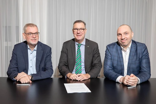 Sigurður Helgi Helgason, forstjóri Sjúkratrygginga, Willum Þór Þórsson heilbrigðisráðherra og Guðjón Hauksson, forstjóri Heilbrigðisstofnunar Austurlands, við undirritun samningsins um augnlækningar á Austurlandi.