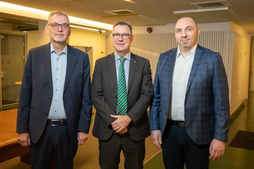 Sigurður Helgi Helgason, forstjóri Sjúkratrygginga, Willum Þór Þórsson heilbrigðisráðherra og Guðjón Hauksson, forstjóri Heilbrigðisstofnunar Austurlands, við undirritun samningsins um augnlækningar á Austurlandi.