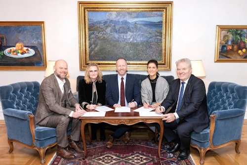Samkomulagið undirritað í Ráðherrabústaðnum.