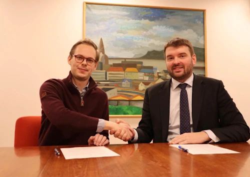 Sigurður Helgi Birgisson, verkefnisstjóri og starfandi framkvæmdastjóri Landssambands ungmennafélaga, og Ásmundur Einar Daðason, félags- og barnamálaráðherra, handsöluðu samkomulagið fyrir helgi.