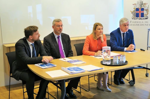 Hagfræðingateymi OECD, Mari Kiviniemi, aðstoðarframkvæmdastjóri OECD og Benedikt Jóhannesson fjármála- og efnahagsráðherra á fundinum í dag.