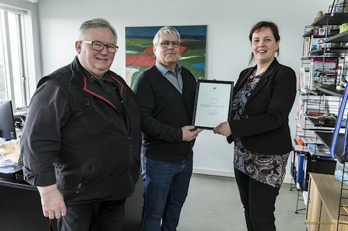 Óli Þór ásamt heilbrigðisráðherra með viðurkenninguna