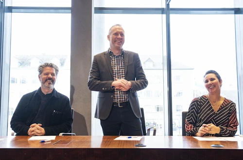 Guðmundur Ingi Guðbrandsson, félags og vinnumarkaðsráðherra, Dagur B. Eggertsson, borgarstjóri, og Nichole L. Mosty, forstöðukona Fjölmenningarsetur í Ráðhúsi Reykjavíkur fyrr í dag. 