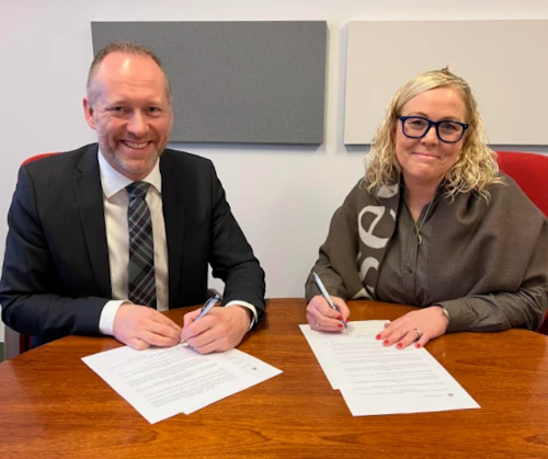 Guðmundur Ingi Guðbrandsson, félags- og vinnumarkaðsráðherra, og Unnur Helga Óttarsdóttir, formaður Landssamtakanna Þroskahjálpar.