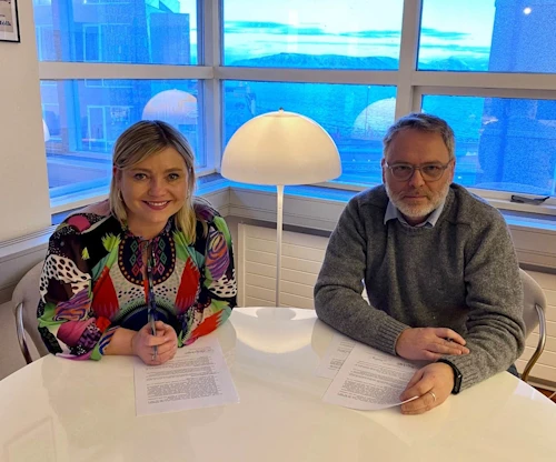 Lilja Alfreðsdóttir menningar- og viðskiptaráðherra og Erling Jóhannesson forseti Bandalags íslenskra listamanna undirrituðu samninginn