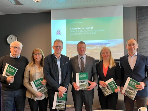 Guðlaugur Þór Þórðarson, umhverfis-, orku- og loftslagsráðherra, ásamt Árna Magnússyni forstjóra ÍSOR og fulltrúum höfunda skýrslunnar Hitaveitur á Íslandi.