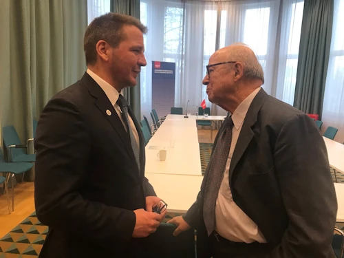 Guðlaugur Þór ræðir við Dr. Hans Blix, heiðursfélaga í SIPRI.