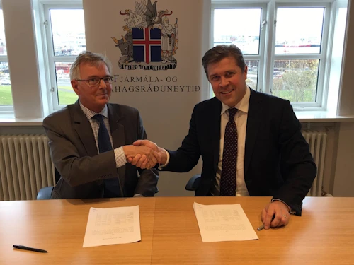 Hjörleifur B. Kvaran og Bjarni Benediktsson undirrituðu kaupsamninginn.