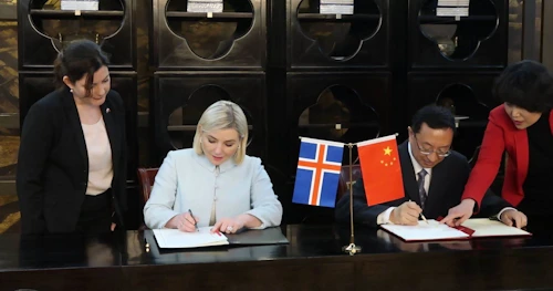 Lilja Alfreðsdóttir mennta- og menningarmálaráðherra og Luo Shugang menningar- og ferðamálaráðherra Kína skrifa undir samkomulag um menningarsamstarf landanna. 