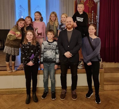 Ævar Þór með íslenskum börnum í Gautaborg.