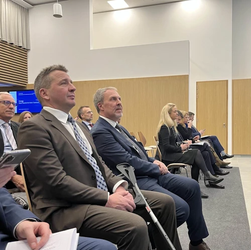 Guðlaugur Þór Þórðarson, umhverfis-, orku- og loftslagsráðherra og Kristján Andri Stefánsson, sendiherra Íslands í Brussel ásamt gestum á viðburði um orkumál og orkuskipti. 