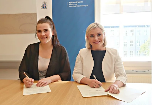 Sonja Björg Jóhannsdóttir, forseti framkvæmdastjórnar LÍS og Lilja Alfreðsdóttir, mennta- og menningarmálaráðherra við undirritun samningsins