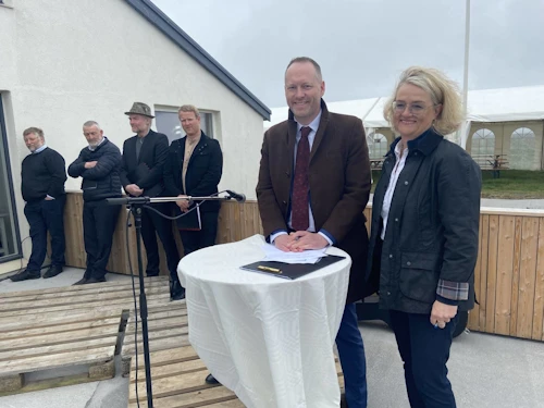 Guðmundur Ingi Guðbrandsson umhverfis- og auðlindaráðherra, og Sigríður Auður Arnardóttir ráðuneytisstjóri undirrita reglugerð um stækkun þjóðgarðsins.