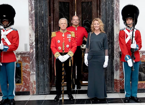 Helga Hauksdóttir, sendiherra Íslands í Kaupmannahöfn, á leið á fund drottningar í Fredensborgarhöll