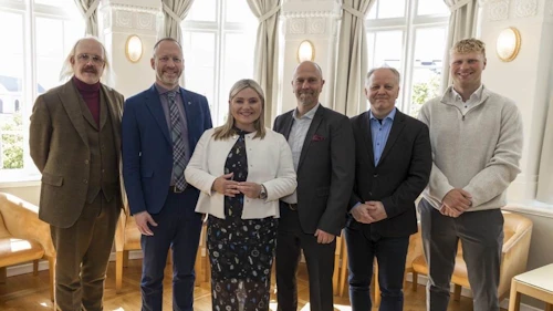 Frá vinstri: Óttarr Ólafur Proppé, Guðmundur Ingi Guðbrandsson, félags- og vinnumarkaðsráðherra, Lilja Alfreðsdóttir, menningar- og viðskiptaráðherra, Niss Jonas Carlsson stofnandi Språkkraft, Stefán Eiríksson útvarpsstjóri og Óttar Kolbeinsson Proppé. Á myndina vantar Ásmund Einar Daðason, mennta- og barnamálaráðherra.