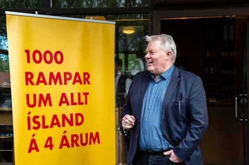 Sigurður Ingi Jóhannsson, innviðaráðherra, ávarpar gesti þegar fyrsti rampurinn var vígður.