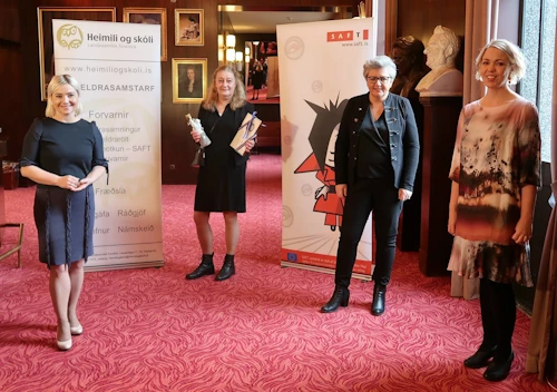 Lilja Alfreðsdóttir mennta- og menningarmálaráðherra, Laufey Eyjólfsdóttir verðlaunahafi og  Sigrún Edda Eðvarðsdóttir formaður og Hrefna Sigurjónsdóttir framkvæmdastjóri Heimilis og skóla.   