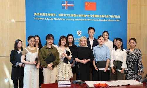 Íslenskunemar tóku vel á móti Lilju Alfreðsdóttur mennta- og menningarmálaráðherra í Háskóla erlendra fræða í Peking.