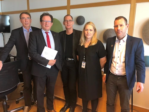Guðmundur Jóhannesson og Þorsteinn Sigurðsson hjá Hafró og Erna Jónsdóttir og Annas Sigmundsson hjá ANR afhenda ráðherra skýrsluna